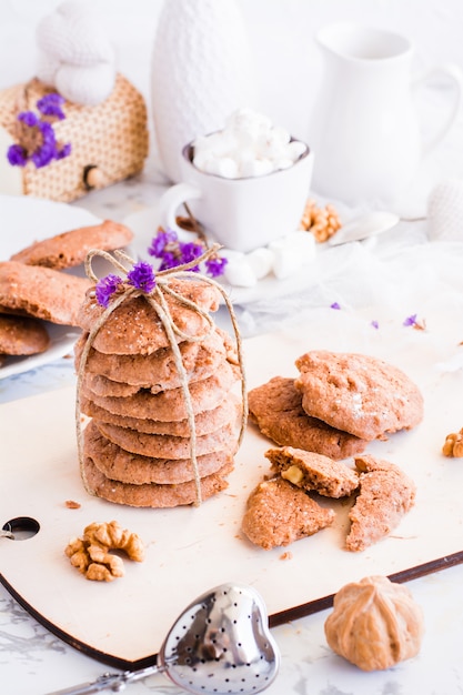 Una pila di biscotti al cioccolato fatti in casa legati con una corda