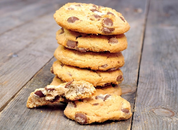 Una pila di biscotti al cioccolato su un tavolo di legno