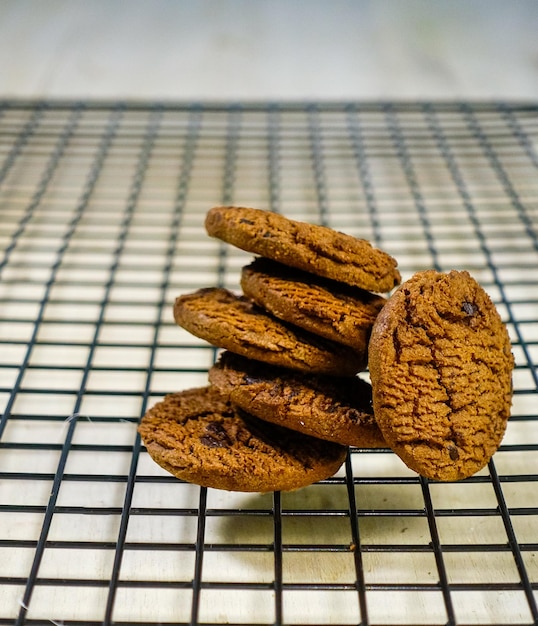 Una pila di biscotti marroni su una gratella