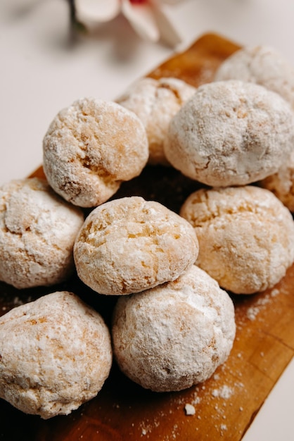 Una pila di biscotti su un piatto di legno