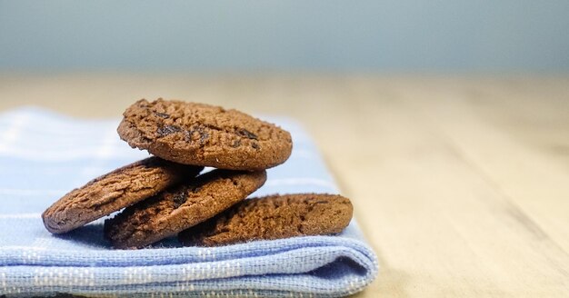 Una pila di biscotti su un tovagliolo blu