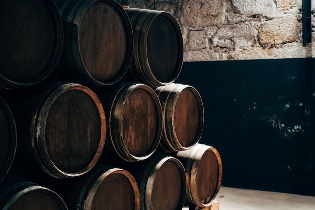 Una pila di botti di vino