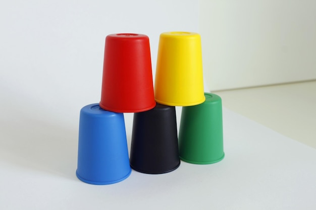 Una pila di contenitori colorati su uno sfondo bianco