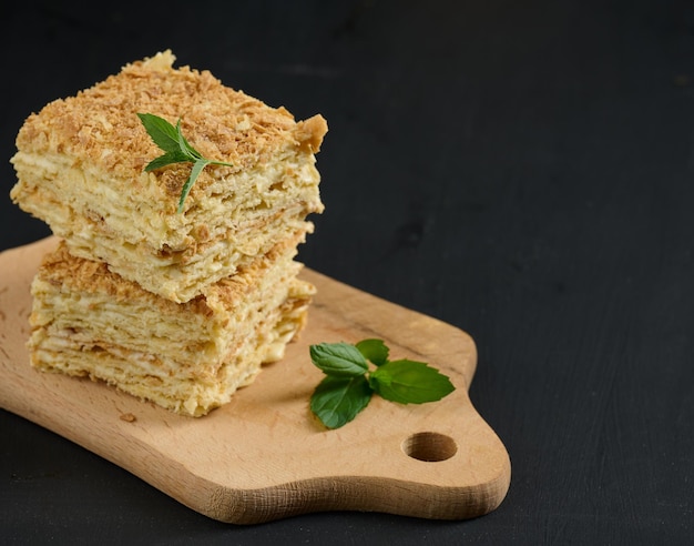 Una pila di fette di torta di Napoleone al forno con crema di pasta sfoglia delizioso dessert