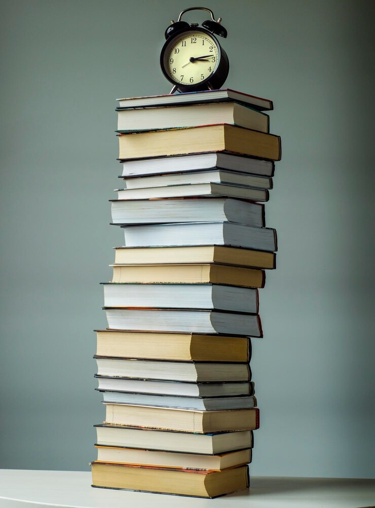 Foto una pila di libri e un concetto di scadenza della sveglia