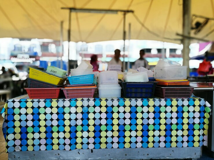 Foto una pila di matite multicolori