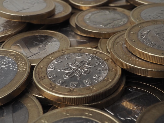 Una pila di monete con sopra la parola euro