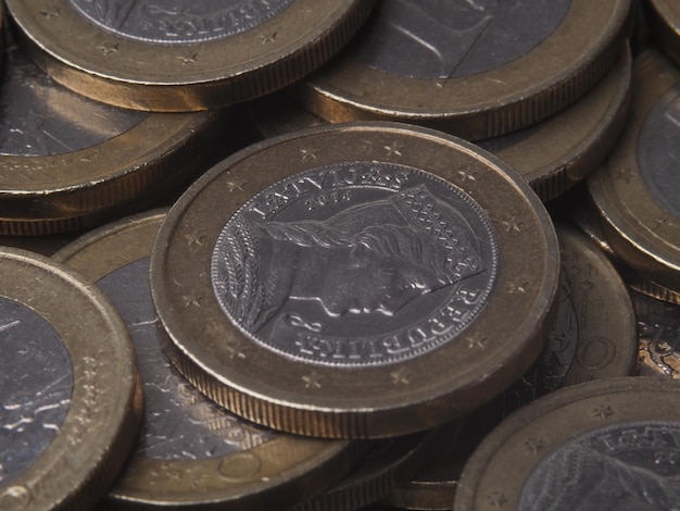 Una pila di monete in euro con la scritta "euro" sul davanti.