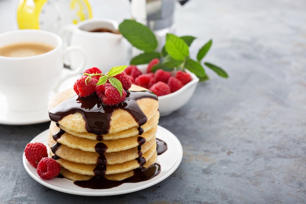 Una pila di pancake di latte al burro soffici con cioccolato