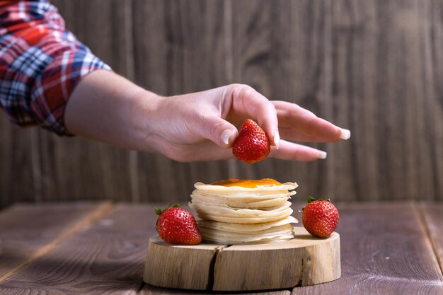 Una pila di pancake tradizionali appena preparati con fragole