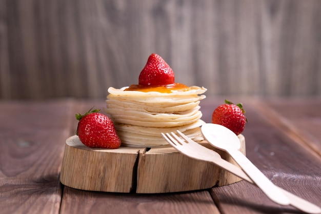 Una pila di pancake tradizionali appena preparati con fragole