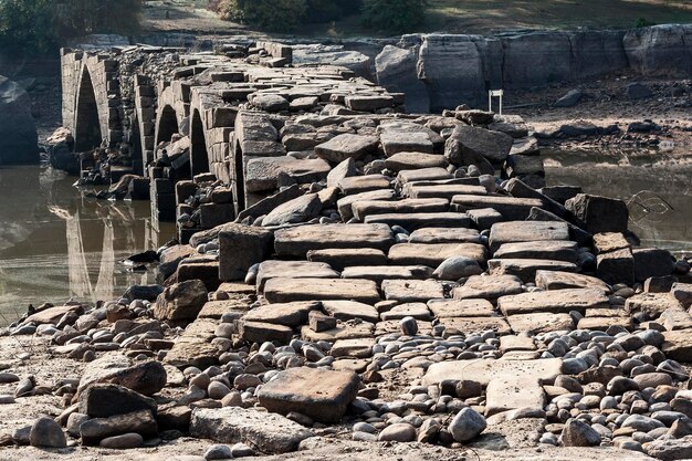 Una pila di pietre sulla riva