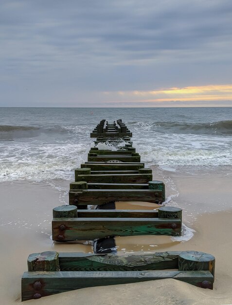 Una pila di pietre sulla spiaggia contro il cielo durante il tramonto