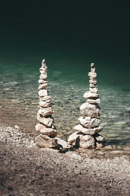 Una pila di pietre sulla spiaggia