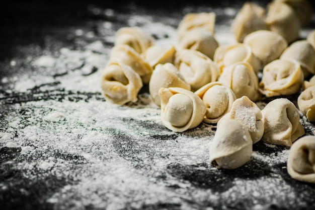 Una pila di ravioli su un tavolo infarinato