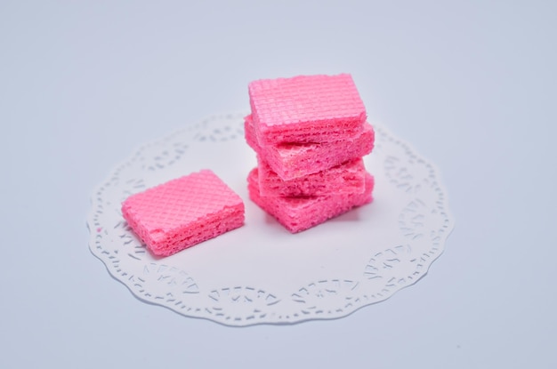 Una pila di spugne rosa su un piatto bianco.