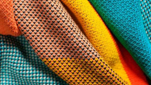 Una pila di tessuti a maglia colorati di diverse strutture e trame
