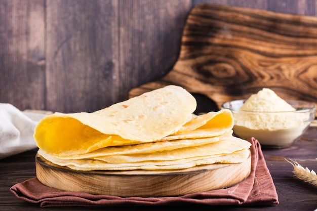 Una pila di tortillas messicane al forno su una tavola sul tavolo Dolci fatti in casa