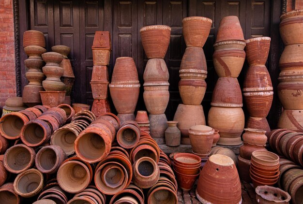 Una pila di vasi di terracotta con sopra uno che dice "terracotta".