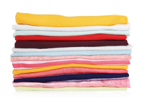 Una pila di vestiti colorati su uno sfondo bianco