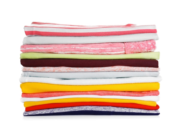 Una pila di vestiti colorati su uno sfondo bianco