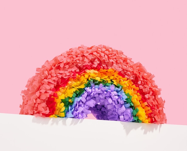 Una pinata arcobaleno dai colori vivaci Decorazioni festive per le feste