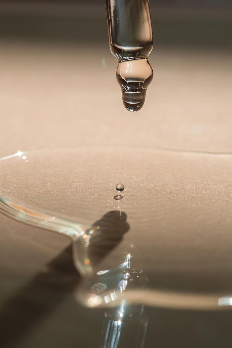 Foto una pipetta di gel cosmetico su uno sfondo beige