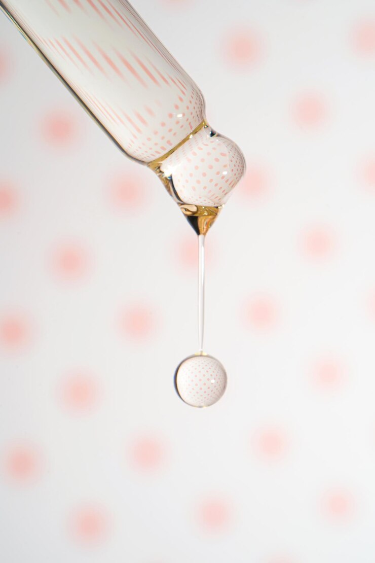 Foto una pipetta gocciolante con una goccia di gel cosmetico