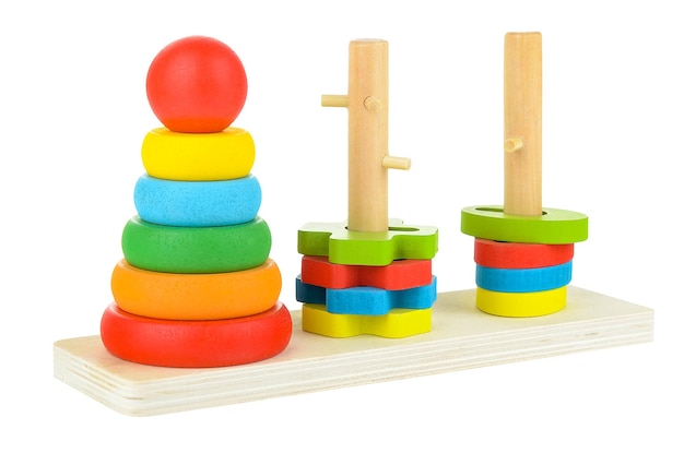 Una piramide colorata per un bambino isolato su uno sfondo bianco Giocattoli luminosi educativi per bambini piccoli e neonati Lo sviluppo delle abilità motorie e lo studio dei colori