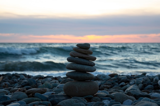 Una piramide di sassi su una spiaggia di sassi