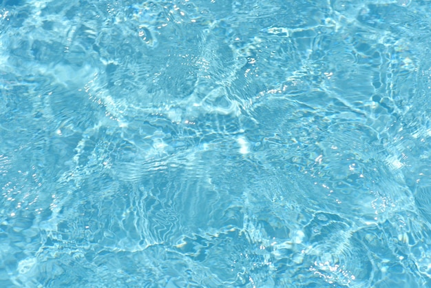 Una piscina blu con un disegno d'acqua.