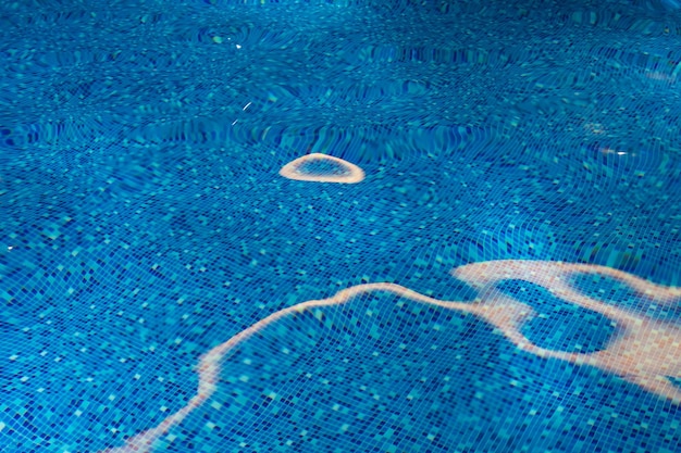 una piscina con piastrelle blu riempita d'acqua Area spa presso l'hotel nella stazione sciistica