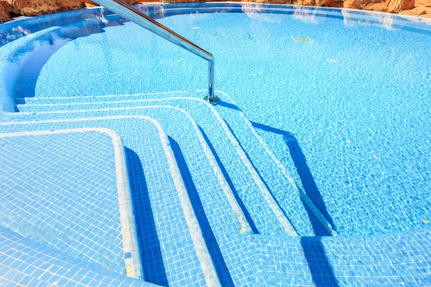 Una piscina in un hotel di lusso