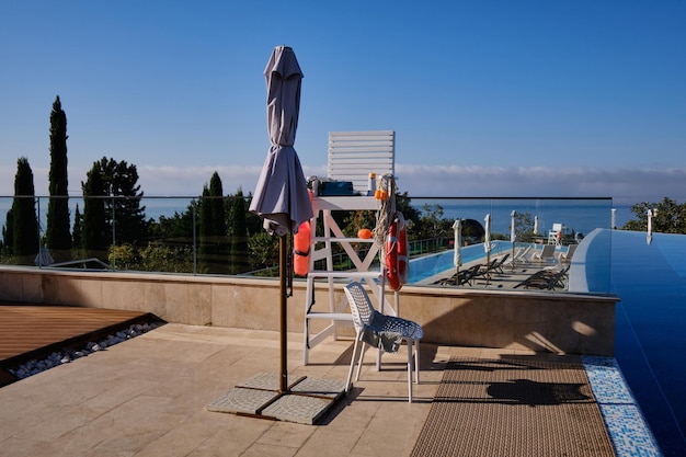 Una piscina vicino alla costa del Mar Nero. Crimea, Jalta. Vacanza al centro ricreativo.