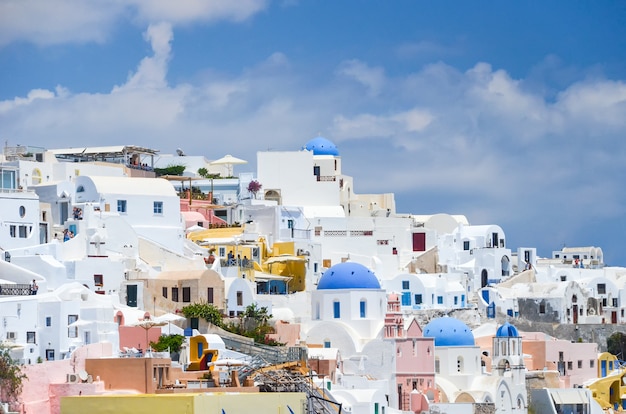 Una pittoresca cittadina sulla collina di Santorini