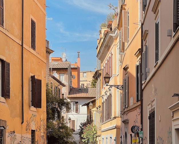 Una pittoresca strada nello storico quartiere di Trastevere Roma Italia