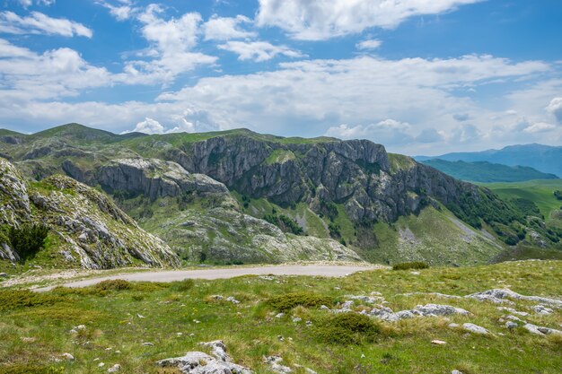 Una pittoresca strada tra le montagne nel Parco Nazionale del Durmitor