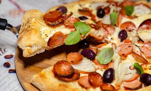 Una pizza con olive e olive sopra