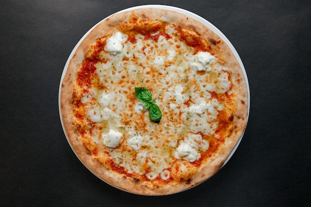 Una pizza con sopra mozzarella e mozzarella