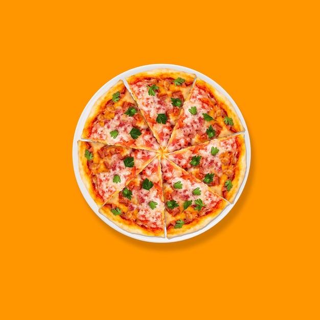 Una pizza su uno sfondo arancione isolato, Pizza, Ristorante, Concetto di pubblicità alimentare, Pizza