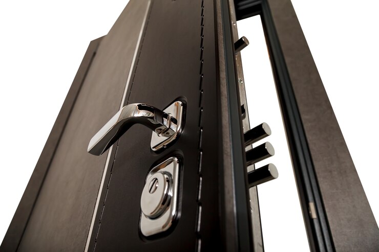 Una porta aperta con serrature. Porta moderna con maniglie e serrature in metallo cromato. Elementi interni. Sicurezza domestica. Primo piano della serratura della porta blindata. Posto per la tua creatività con spazio per testo o logo