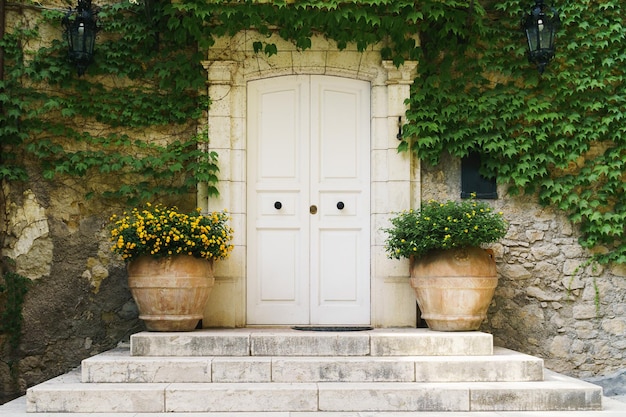 Una porta con una porta bianca e una fioriera verde con sopra la scritta "non entrare".