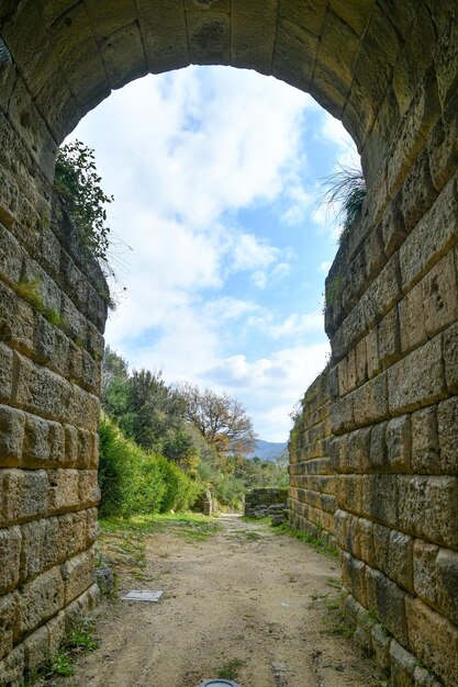 Una porta d'ingresso nell'antica città greco-romana di Velia, nello stato di Campania, in Italia