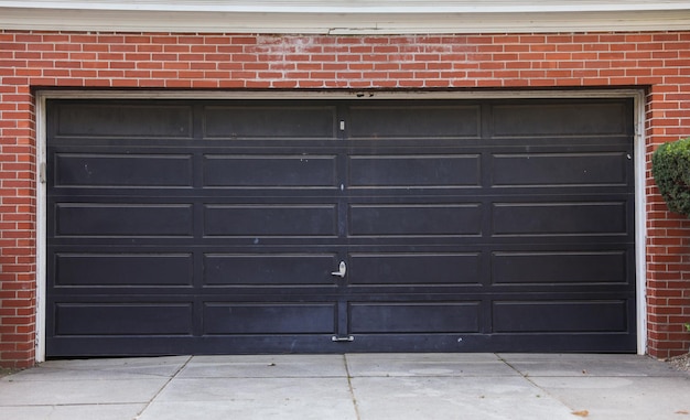 Una porta da garage nera e grigia