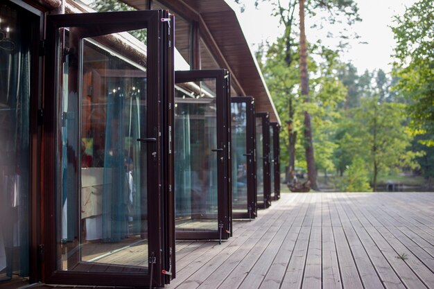 Una porta del ristorante nella foresta in estate