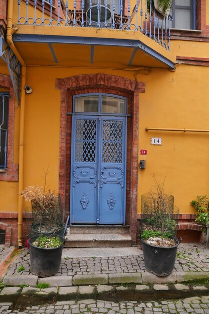 Una porta di casa in legno blu in Turchia