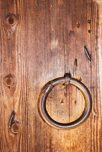 Una porta di legno con un anello
