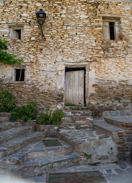 Una porta di legno è sul lato di un edificio