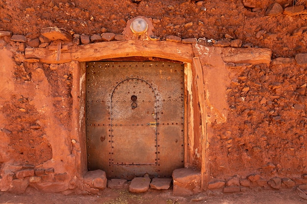 Una porta di metallo in un villaggio marocchino vicino a Ouarzazate Marocco