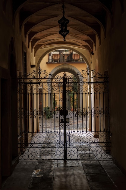 Una porta in un edificio che dice "la porta a destra"